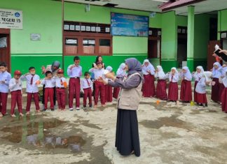 Mahasiswa KKN Tematik UNAND melakukan Kegiatan Penyuluhan dan Pemeriksaan Kesehatan Gigi dan Mulut serta Praktik Cara Sikat Gigi yang Benar di SDN 15 Sutijo dan SDN 08 Koto Gadang