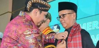 Gelar Kanjeng Raden Tumenggung Notopratomo Diberikan kepada Dirut PT Semen Padang