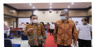 Ketua Ombudsman RI Serahkan piagam penghargaan kepada Wali Kota Payakumbuh