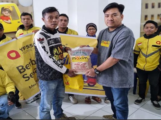 Jelang Idulfitri, Maxim Berikan Bantuan Sembako kepada Mitra Pengemudi di Padang