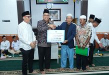 Sekdaprov Sumbar Serahkan Miliaran Rupiah untuk Panti dan Masjid di Pasaman Barat