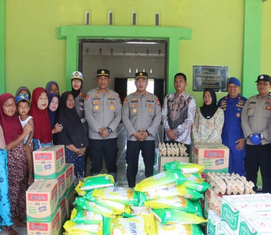 Donasi Hasil Penjualan Tiket Grasstrack Motocross, Kapolres Pasaman Barat Salurkan Bantuan untuk Warga Terdampak Bencana di Sasak Ranah Pasisie