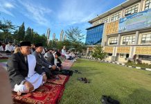 Sivitas Akademika dan Warga Padati Salat Iduladha di Lapangan Rektorat UNP