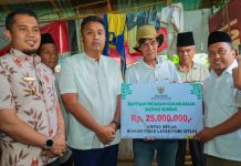 Wagub Vasko Salurkan Bantuan Bedah Rumah untuk Kuli Tani di Nagari VII Koto Talago