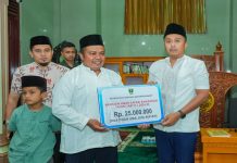 Wagub Sumbar Vasko Ruseimy Serahkan Bantuan Rp25 Juta untuk Pembangunan Masjid Nurul Islam Kabupaten Limapuluh Kota