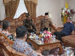 Gubernur Mahyeldi Sambut Kajati Sumbar yang Baru di Bandara Internasional Minangkabau