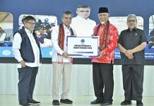 Serahkan Bantuan Rp30,3 Miliar untuk Korban Bencana Sumbar, Gubernur Mahyeldi Apresiasi Menaker