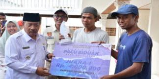 Bupati Agam Serahkan Hadiah Pacu Biduak Open Race 2022