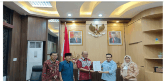 Kadis Diskominfotik Sumbar Serahkan berkas hasil 15 calon Anggota KI Sumbar Periode 2023-2027 pada Ketua DPRD Sumbar