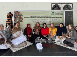 Tim PKM Unand kembali Serahkan Alat dan Bahan Produksi pada Batik Jembatan Akar