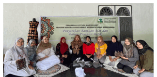 Tim PKM Unand kembali Serahkan Alat dan Bahan Produksi pada Batik Jembatan Akar