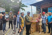 Tinjau Lokasi Bencana, Sekdaprov Sumbar Serahkan Bantuan untuk Warga Malalo