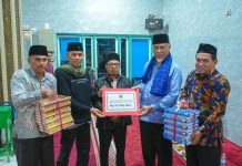 Iktikaf di Masjid Nurul Hidayah Sijunjung, Gubernur Mahyeldi Serahkan Bantuan Rp25 Juta