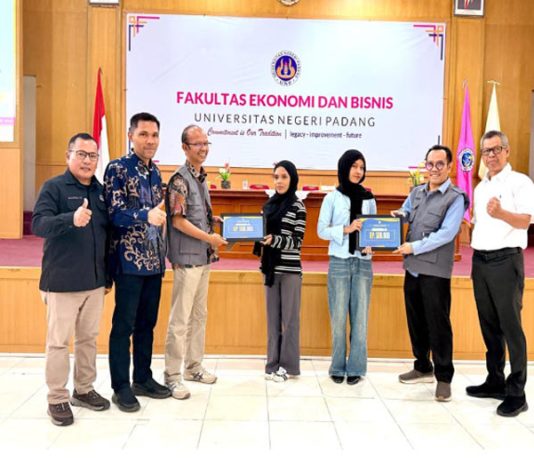 80 Mahasiswa FEB UNP Terima Bantuan Dampak Bencana Hidrometeorologi