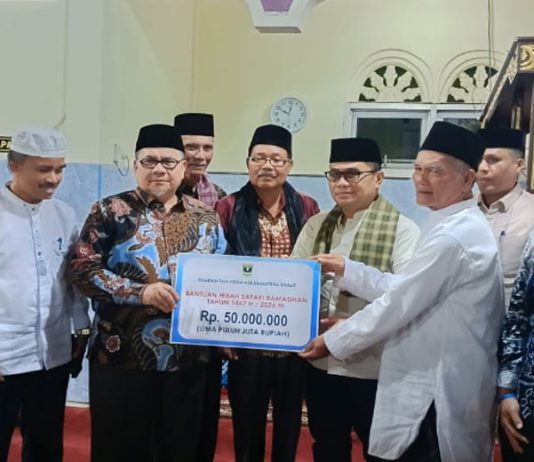 Ketua DPRD Sumbar Serahkan Bantuan Rp56 Juta Lebih Untuk Perbaikan Masjid Nurul Yaqin