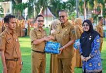 Pemprov Sumbar Lepas 108 ASN Calon Jemaah Haji, Sekda Tekankan Jaga Integritas dan Nama Baik Daerah