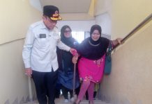 Wawako Maigus Nasir Tuntun Warga yang Kesulitan Naik Shelter SMP N 25