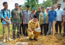 Gubernur Apresiasi Gotong Royong Warga Kampung Talang Bangun Huntara dan Surau Pascabencana