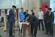 Gubernur Mahyeldi Lantik Komisioner KPID Sumbar Periode 2026–2029
