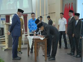 Gubernur Mahyeldi Lantik Komisioner KPID Sumbar Periode 2026–2029