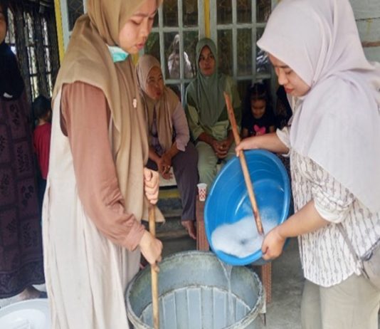 UNP Dorong Produksi Sabun Cuci Piring Ramah Lingkungan Jadi Peluang Usaha Warga Sikabu