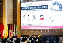 Rocky Gerung di UNP: Pendidikan Tak Hanya dari Sekolah Formal
