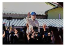 Presiden Prabowo Bagikan Bantuan Sembako Saat Meninjau Korban Bencana di Kabupaten Padang Pariaman