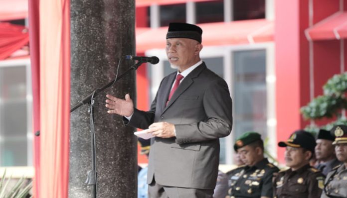 Mahyeldi Sebagai Inpektur Upacara Harkitnas ke-116 di Kantor Gubernur Sumbar