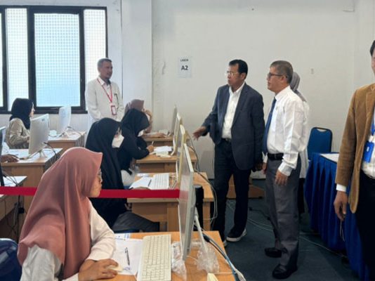 Pasca Banjir Bandang, Prof. Ganefri Monev Pelaksanaan Ujian di Pusat UTBK ISI Padang Panjang Dan Pindahkan Empat Peserta ke UNP