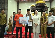 Wagub Vasko Ruseimy Salurkan Bantuan untuk Masjid dan Pelajar di Sungai Kambut