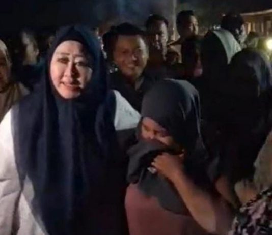 Lisda Hendrajoni Turun Langsung Bantu Korban Banjir di Pesisir Selatan