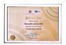 Gubernur Mahyeldi Menerima Penghargaan “Leadership Award” dari IAI Sumbar