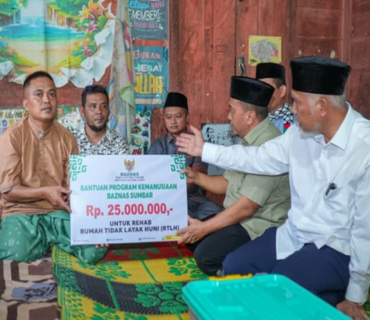 Gubernur Mahyeldi Serahkan Bantuan Perbaikan Rumah Warga Kurang Mampu di Luhak Nan Duo Pasaman Barat