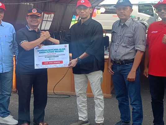 PT Semen Padang Salurkan 250 Zak Semen untuk Korban Angin Puting Beliung di Kota Solok