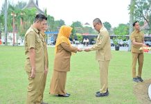 Sekdaprov Sumbar Berikan Penghargaan Kepada ASN Sekretariat Daerah Berprestasi