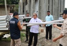 Akses Air Bersih Rusak Pascabanjir, Ketua DPRD Sumbar Serahkan Bantuan Pipa di Sipinang