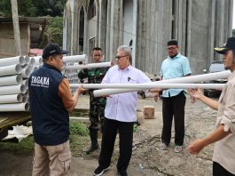 Akses Air Bersih Rusak Pascabanjir, Ketua DPRD Sumbar Serahkan Bantuan Pipa di Sipinang