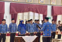 Lantik 33 Pejabat, Sekda Sumbar Tekankan Pentingnya Kompetensi dan Etika Birokrasi