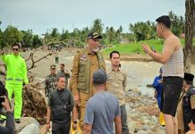 Tinjau Lokasi Terdampak Banjir, Gubernur Mahyeldi Instruksikan Pengerahan Alat Berat