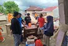 Maxim Donasikan Paket Sembako Ke Pengemudi Yang Menjadi Korban Banjir Sumbar