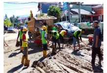 Pulihkan Kota, PUPR Padang Kerahkan Alat Berat dan Ratusan Petugas Manual di Titik Bencana