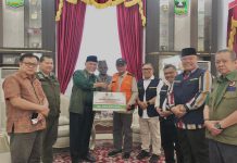 Gubernur Mahyeldi Terima Bantuan Rp1,15 Miliar dari Pemprov Kepri untuk Korban Banjir Bandang