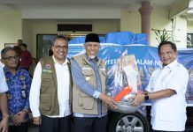 Mendagri Tito Karnavian Serahkan Bantuan untuk Warga Terdampak Bencana di Sumbar