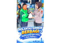 Ditlantas Polda Sumbar Bagikan Makanan Gratis untuk Pengemudi Ojol di Padang