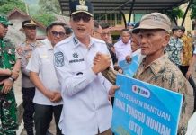 Bupati Pesisir Selatan Serahkan Dana Tunggu Hunian bagi Korban Bencana di Bayang Utara
