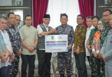 Gubernur Mahyeldi Terima Bantuan Rp4,56 Miliar dari Batam untuk Warga Terdampak Bencana