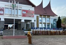 Kadis DPRKPP Retni Humaira Pimpin Apel Pagi Pemkab Solok