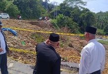 Tinjau Jalan Terdampak Bencana di Talu, Mahyeldi Menilai Pengalihan Jalur yang Lebih Aman