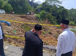 Tinjau Jalan Terdampak Bencana di Talu, Mahyeldi Menilai Pengalihan Jalur yang Lebih Aman