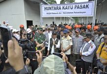 Gubernur Mahyeldi Dampingi Menko PMK Resmikan Hunian Sementara bagi Korban Bencana di Sumbar